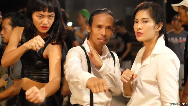 Yayan Ruhian (tengah) dan aktris Dian Sastrowardoyo (kanan).
