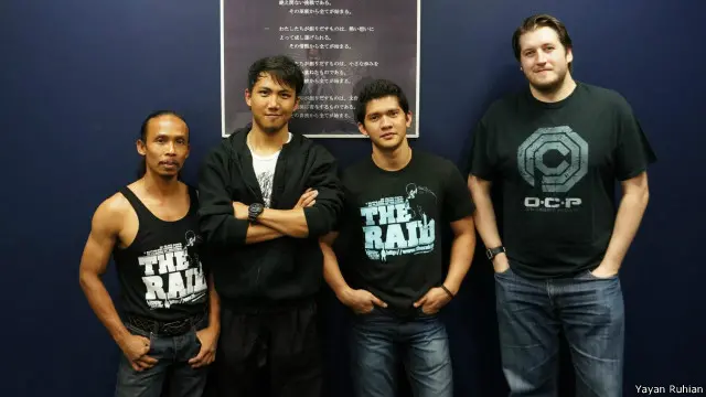Yayan Ruhian (kiri) bersama sutradara The Raid (2012), Gareth Evans dan bintang pemeran film itu.