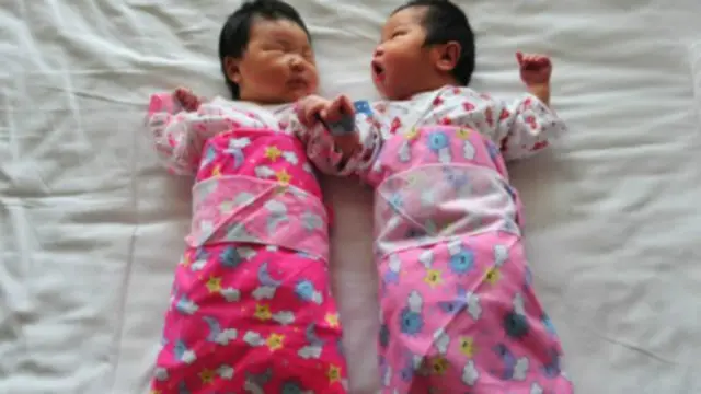 两个婴儿