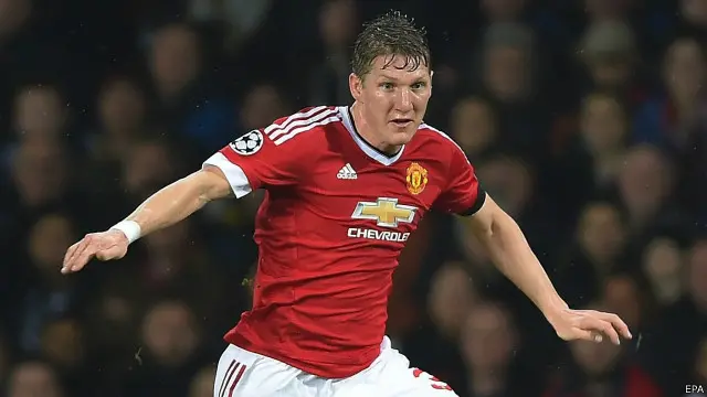 Schweinsteiger kedapatan mencekal bek West Ham, Winston Reid, dengan lengan kirinya saat menyongsong tendangan bebas pada menit ke-40. 