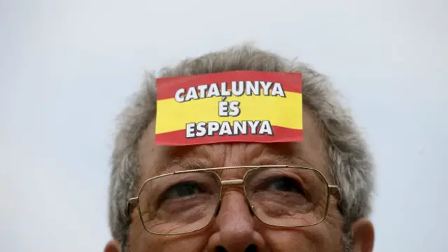 Manifestante anti-independentista