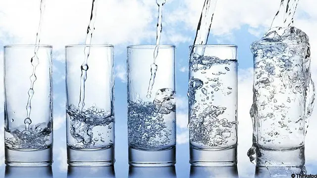 Чи залежить обсяг води, яку ми маємо споживати щодня, від кількості випитої кави або чаю?