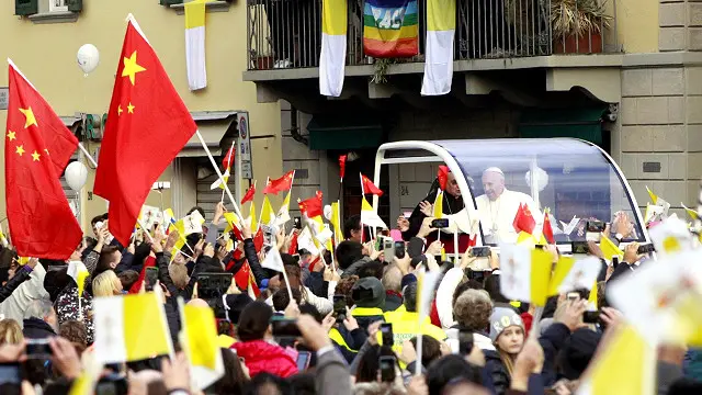 教皇方济各访问意大利中部小镇普拉托，受到信众的热烈欢迎，人群中有许多华人举着中国国旗。