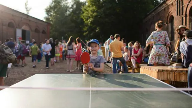 Мальчик играет в теннис