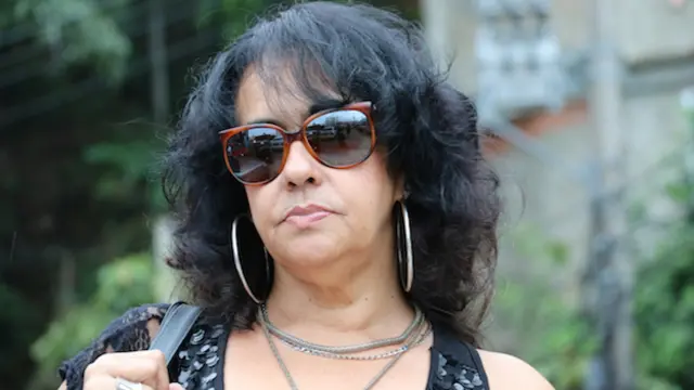 La escritora brasileña Raquel de Oliveira en una favela de Río de Janeiro