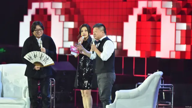 阿里巴巴在“双十一”邀请明星举办大型文艺晚会。