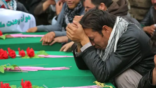 Warga Afghanistan meratapi tewasnya 7 warga Hazara.