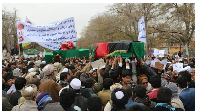 Para demonstran di Ghazni, meneriakkan jargon menentang Taliban dan ISIS.