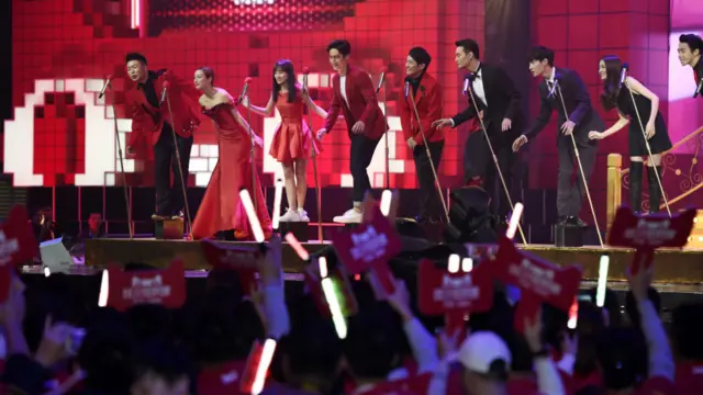 今年阿里集团把战场搬到了北京，在水立方包了场，与湖南卫视合作举办“双十一晚会”