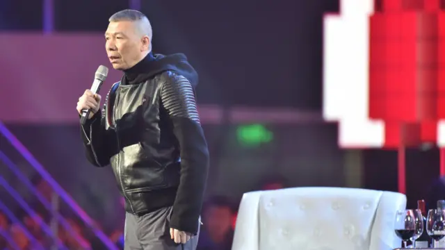 并请来名导冯小刚担纲总导演。