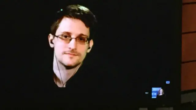 ایڈورڈ سنوڈن امریکہ کی نیشنل سکیورٹی ایجنسی کے ملازم تھے اور 2013 کے بعد سے روس میں مقیم ہیں