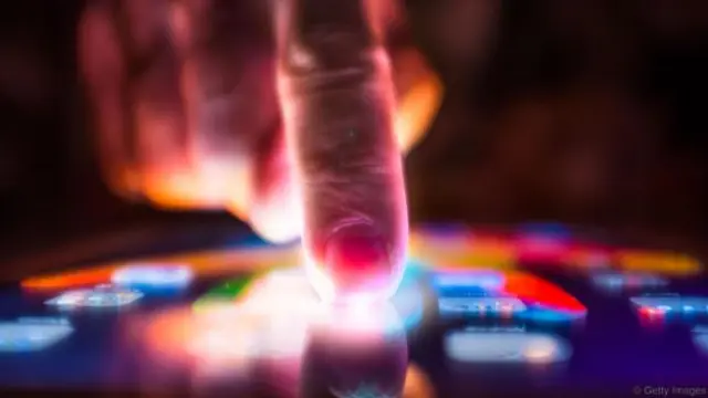 我们错误地认为指尖上的所有信息真的存在于自己的头脑中(图片来源：Getty Images)