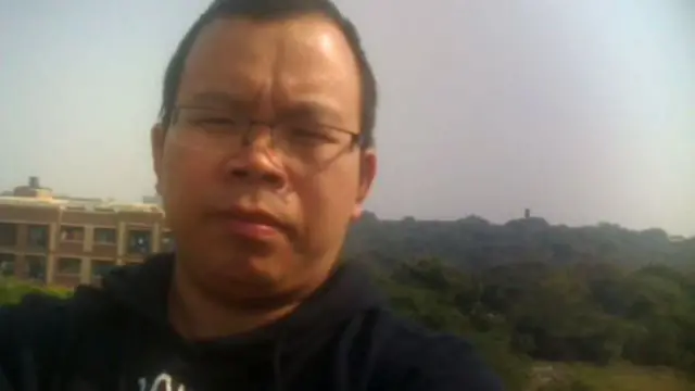 据报在泰国失踪的前南都网记者李新的妻子何方美说，她接到了丈夫的电话说已经返回中国。