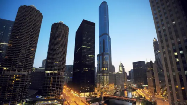 黄昏中的芝加哥
通宵运行的微风号列车从风城芝加哥出发，穿越七个州后，到达太平洋海岸。（图片来源：AFP/Getty）
