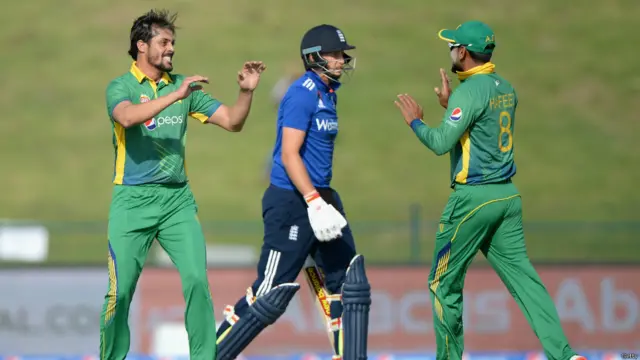 انگلینڈ کی جانب سے جیسن روئے اور ایلکس ہیلز نے اننگز کا آغاز کیا۔ انگلینڈ کا آغاز اچھا نہ تھا اور صرف 14 رنز کے مجموعی سکور پر اس کے تین کھلاڑی آؤٹ ہو گئے۔