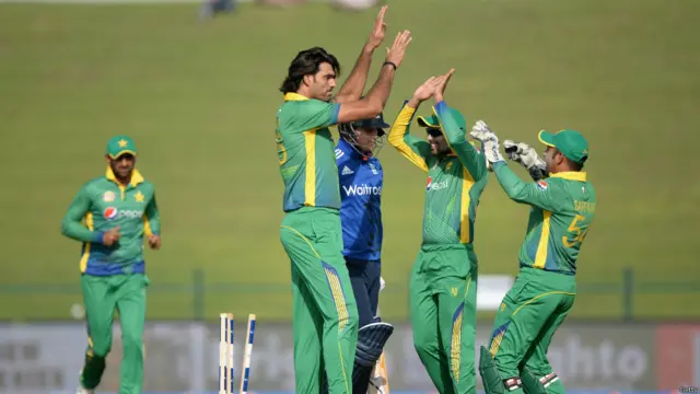  اس سے پہلے انگلینڈ نے پاکستان کو جیتنے کے لیے 217 رنز کا ہدف دیا تھا۔