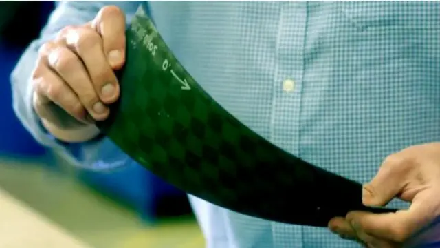 Дрон с четырьмя пропеллерами сделан из легких материалов и покрыт углеводородным волокном