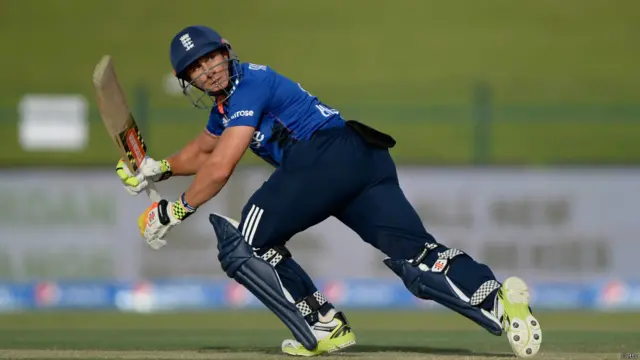 انگلینڈ کی جانب سے جیمز ٹیلر اور ائین مورگن نے ذمہ دارانہ بیٹنگ کرتے ہوئے چوتھی وکٹ کی شراکت میں 101 رنز بنائے ہیں۔