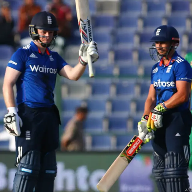 اسی دوران انگلینڈ کے کپتان ائین مورگن نے اپنی نصف سنچری بھی مکمل کی۔