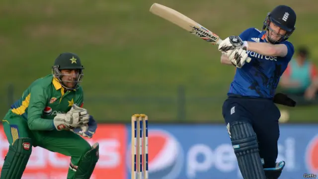 انگلینڈ کے کپتان ائین مورگن نے 11 چوکوں کی مدد سے 76 رنز کی اہم اننگز کھیلی