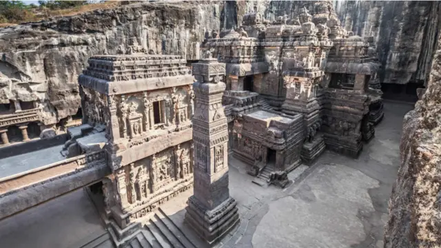 Ellora còn là nơi có Đền Kailasa gây ấn tượng mạnh mẽ bởi nó được tạc ra từ chỉ một khối đá. Chỉ riêng kích thước và sự tinh tế về kiến trúc của nó có thể làm sửng sốt bất cứ ai.