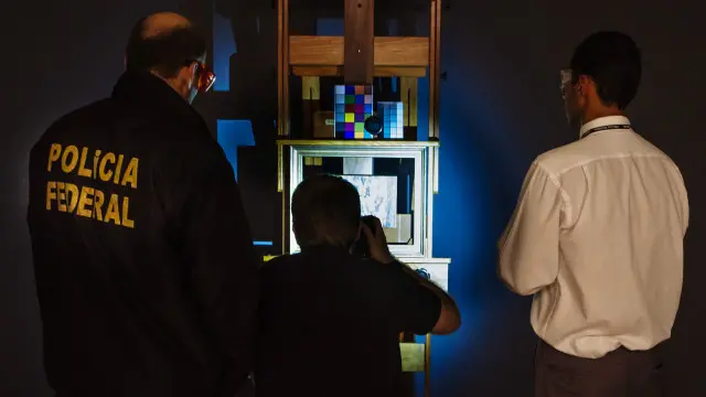 Equipe da PF faz registro fotográfico de obra para verificação de autenticidade