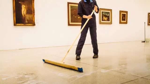 Funcionária do museu Oscar Niemeyer faz a limpeza da sala de exposições que exibiu obras apreendidas na operação Lava Jato