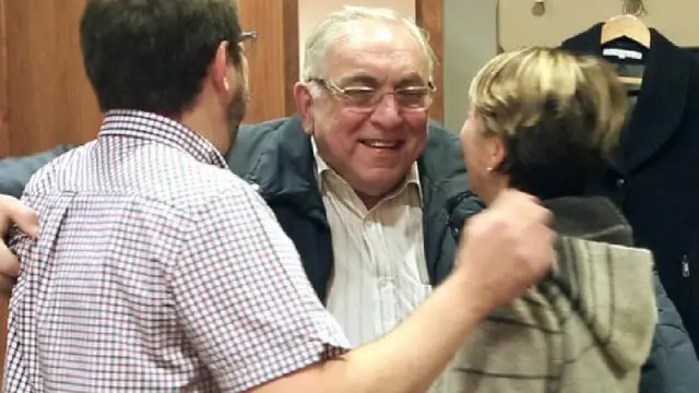 كارل أندريه يحيي ابنه وابنته بعد وصوله إلى بريطانيا