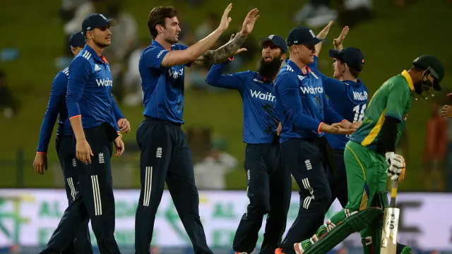 پاکستان نے بھی ابتدائی تین وکٹیں اپنا دوسرا ون ڈے کھیلنے والے بائیں ہاتھ کے تیز بولر ٹوپلی نے حاصل کیں۔