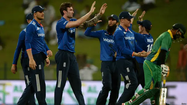 انگلینڈ کی طرح پاکستان کا آغاز بھی اچھا نہ تھا اور صرف 12 رنز کے مجموعی سکور پر کپتان اظہر علی آٹھ رنز بنا کر آؤٹ ہو گئے۔