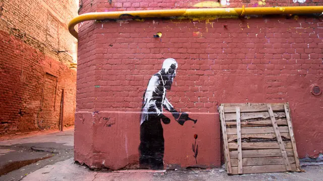 А еще во дворах Мясницкой улицы (метро "Чистые пруды") начинает оживать граффити-резервация. Вот работа команды F20.