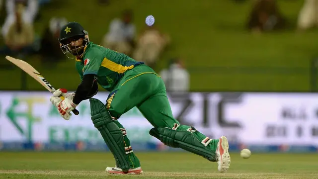 حفیظ ایک کے سکور پر رن آؤٹ ہو گئے