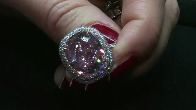 چین کے ایک دیگر شخص نے کرسٹی کے نیلامی گھر میں نیلام ہونے والے گلابی رنگ کے 16.08 کیرٹ کے ایک ہیرے کو دو کروڑ اسّی لاکھ ڈالر میں خریدا تھا