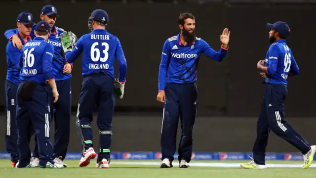 انگلینڈ کی جانب سے جیمز ویلیم نے تین اور معین علی نے ایک کھلاڑی کو آؤٹ کیا۔