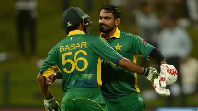  ابو ظہبی میں کھیلے جانے والے پہلے میچ میں پاکستان نے محمد حفیظ کی شاندار سنچری کی بدولت انگلینڈ کو چھ وکٹوں سے شکست دے دی ہے۔