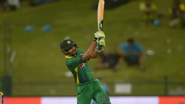 پاکستان کی جانب سے محمد حفیظ اور بابر اعظم نے پانچویں وکٹ کی شراکت میں ناقابلِ شکست 106 رنز بنائے۔