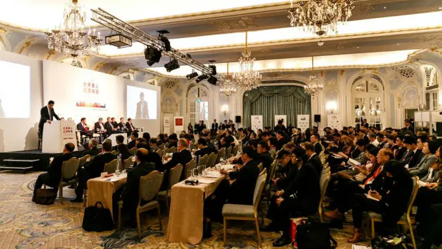 世界華人經濟峰會圍繞「中國在新的世界經濟中角色」這一主題進行了討論。