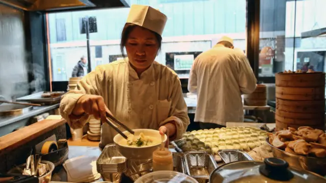Una cocinera en un restaurante chino