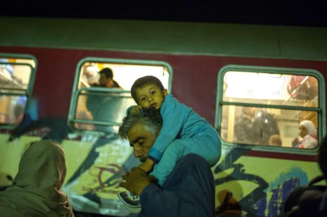 Мигранты садятся в поезд