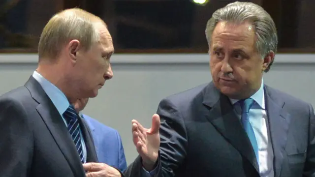 普京(左)與俄羅斯體育部長穆特科一同出席在索契舉行的會議