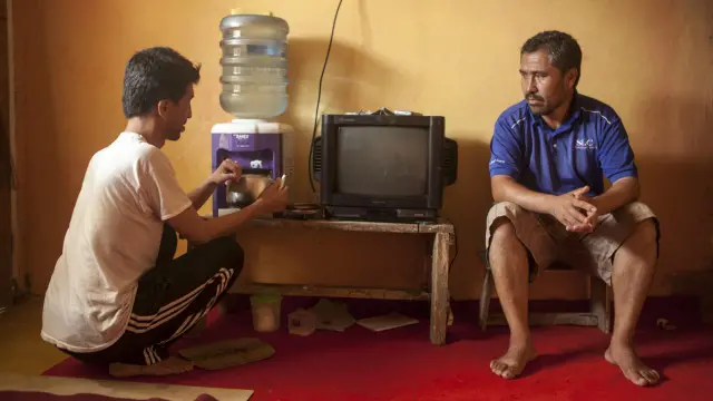 Aktivitas lelaki Hazara di tempat tinggal mereka di Bogor, Jawa Barat.