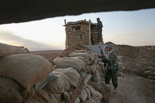 امریکہ کی قیادت والے اتحاد نے اسی غرض سے رات میں اس علاقے میں دولت اسلامیہ کے ٹھکانوں پر زبردست بمباری کی ہے