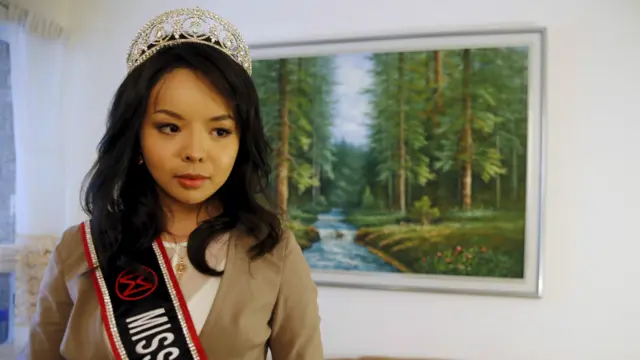 林耶凡在多伦多家中头戴选美后冠