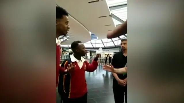 اس ویڈیو میں دکان کے ایک اہلکار کو یہ کہتے ہوئے سنا جا سکتا ہے کہ دکان کی حفاظت پر مامور اہلکار کو خدشہ ہے کہ یہ لڑکے دکان سے چیزیں چرائیں گے