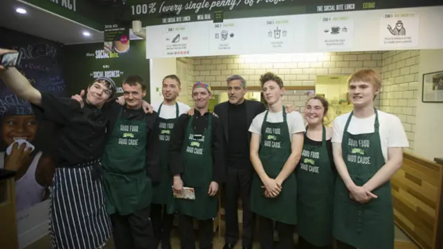 Джордж Клуни посещает кафе в Эдинбурге