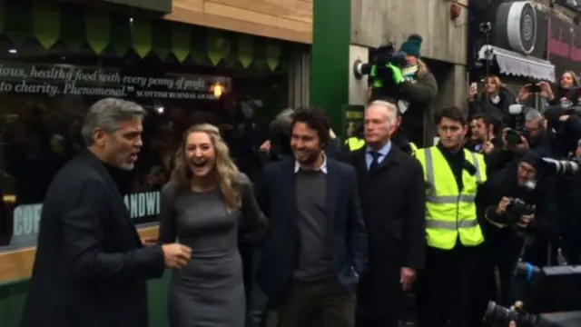 کلونی اپنے دورے میں ایک خاتون سے بھی ملیں گے جنھوں نے اُن کے ساتھ ملاقات کا مقابلہ جیتا ہے