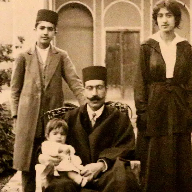 روح الله خالقی (ایستاده سمت چپ) در پانزده سالگی