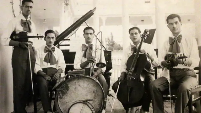 خالقی (ایستاده) همراه با دوستان نوازنده اش در کافه بلدیه (تهران) - ۱۳۱۱ خورشیدی