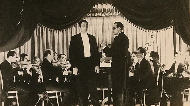 ارکستر انجمن موسیقی ملی به رهبری خالقی و خواننده بنان. تهران، اواخر دهه ۱۳۲۰ خورشیدی