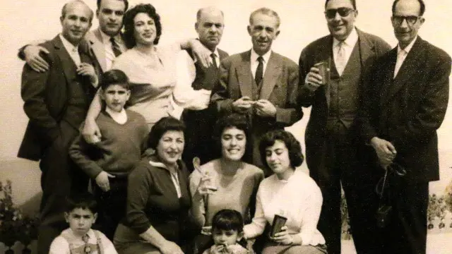 خالقی (ایستاده سمت راست) در کنار بنان، اوایل دهه ۱۳۴۰ خورشیدی